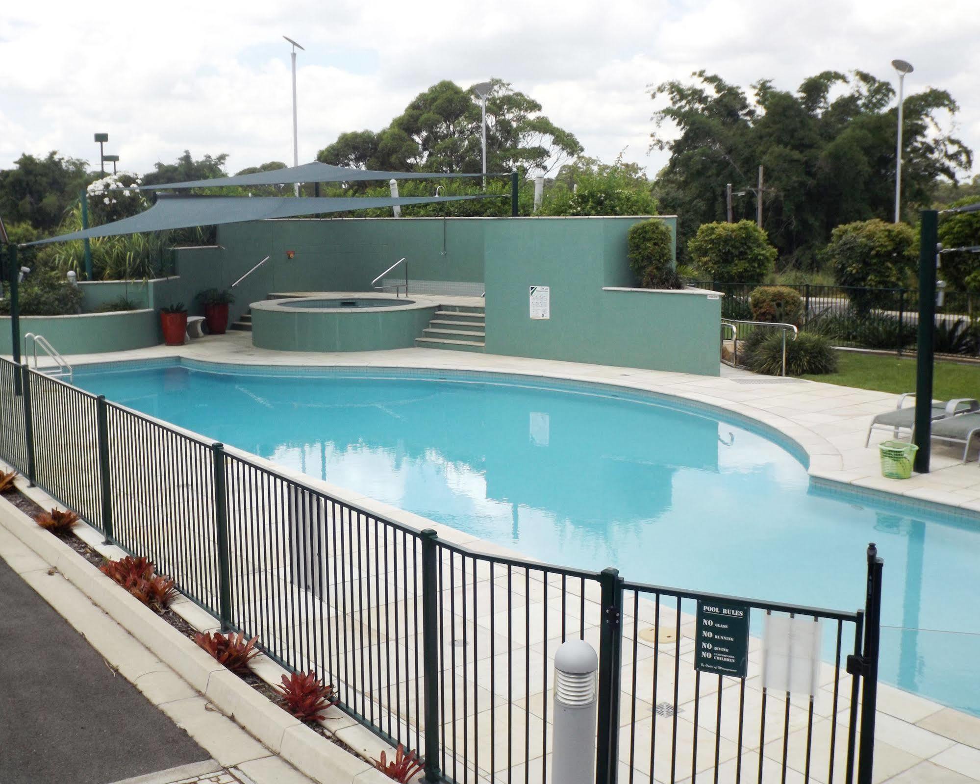 McNevins Logan Park Motel Loganholme Bagian luar foto
